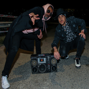 穿着紧身牛仔裤黑丝袜少妇三级片
