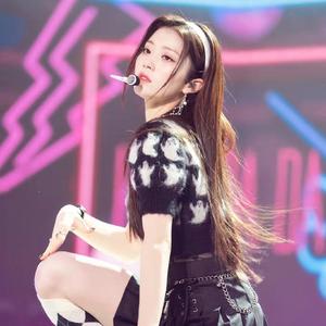 穿着紧身牛仔裤黑丝袜少妇三级片
