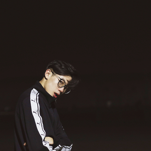 穿着紧身牛仔裤黑丝袜少妇三级片
